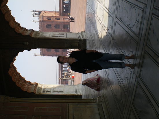 gesittet und barfuss in jami masjid