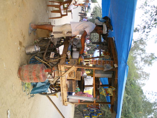 der nette chaiverkaufer und sein laden, ein sehr grosser wohlgemerkt