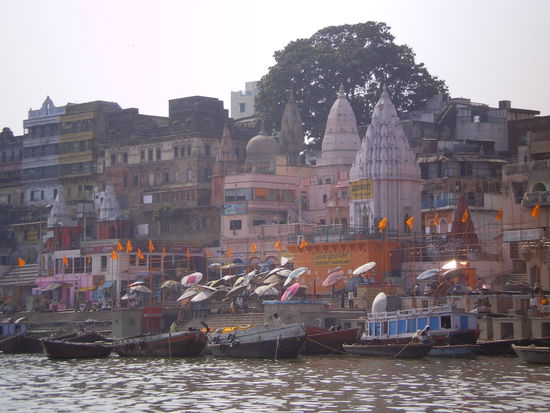 vom boot aus ein blick auf den main ghat