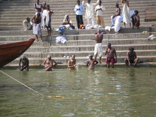 das bad im ganges, es reinigt und segnet und jeder hindu sollte einmal in varanasi im ganges baden