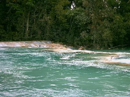 Aguas Azules und gut zu erkennen warum es Blaues Wasser heisst