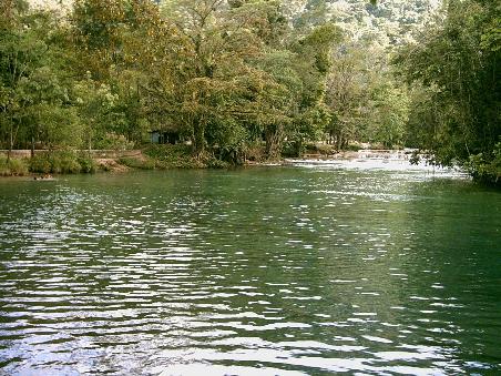 ein wenig oberhalb der Haupstelle. Links baden Kinder.