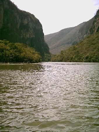 Canyon vom Stausee am hinteren Ende aus gesehen