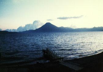 einer der immer noch aktiven Vulkane am Lago Atitlan