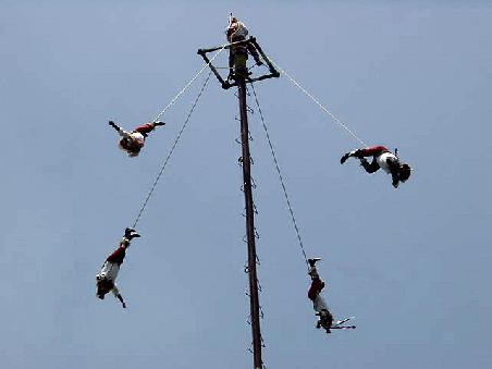 Voladores am Eingang des Parks.
