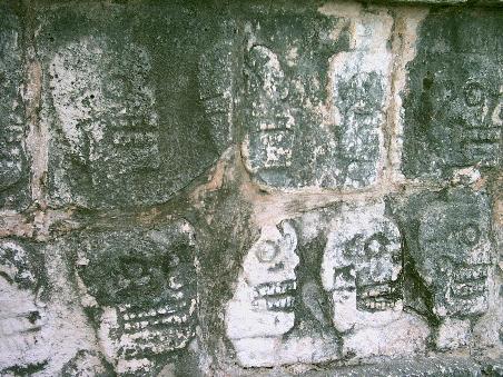 Schaedelmauer aus der Naehe betrachtet