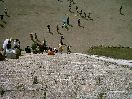 Blick herunter von der Kukulkan Pyramide