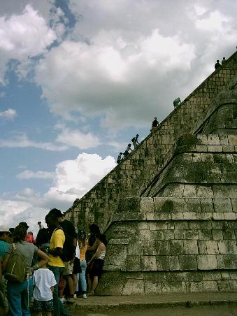 die besagten Menschenmassen, die ins Innere der Pyramide moechten