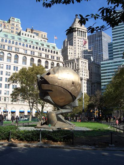 "The Sphere" Diese Kugel stand urspruenglich zwischen den Twin Towers.Sie wurde zwar stark beschaedigt aber nicht zerstoert.Heute eine Gedaenkstaette fuer die Opfer von 9/11