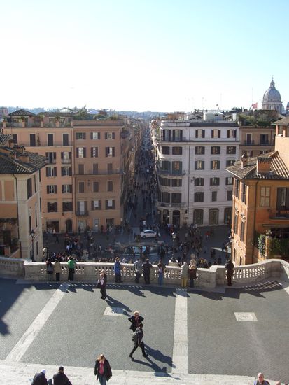 Blick von der spanischen Treppe in die Via Condotti