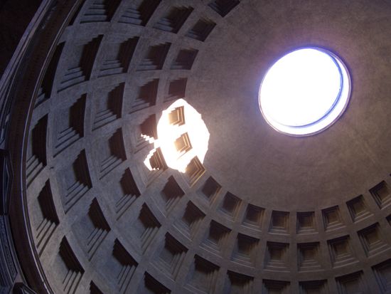 die Halbkugel hat einen Durchmesser von 43,3 m, was der Innenhoehe entspricht.