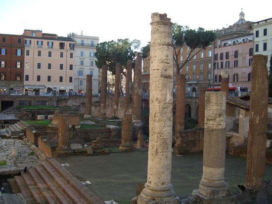 Aera Sacra mit Ueberresten von 4 Tempeln aus republikanischer Zeit.