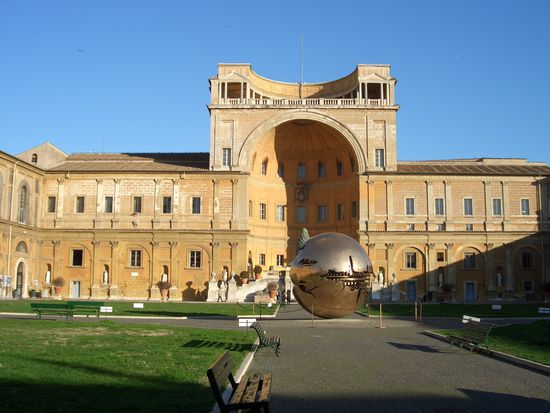 Cortile della Pigna
Von dem Zapfen sieht man nur eine kleine Ecke,da die Kugel im Weg ist.