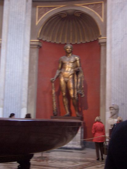 vergoldete Bronzeskulptur des Herkules in der Sala Rotonda