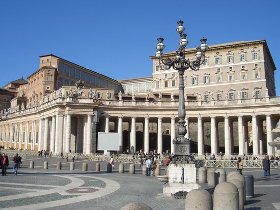 im 2.Fenster von rechts oberste Reihe zeigt sich der Papst.