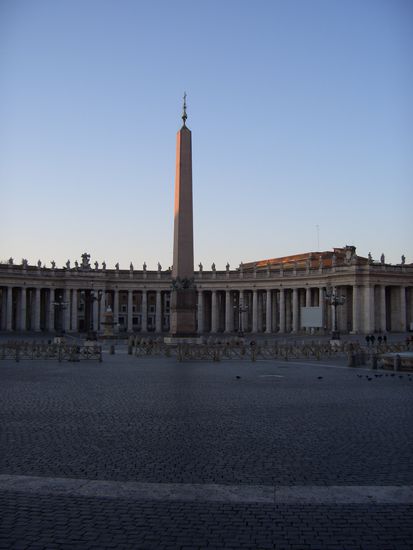 Angeblich ist Petrus an der Stelle gekreuzigt worden, wo heute dieser Obelisk steht. Kopfueber uebrigens, damit es noch fieser ist.