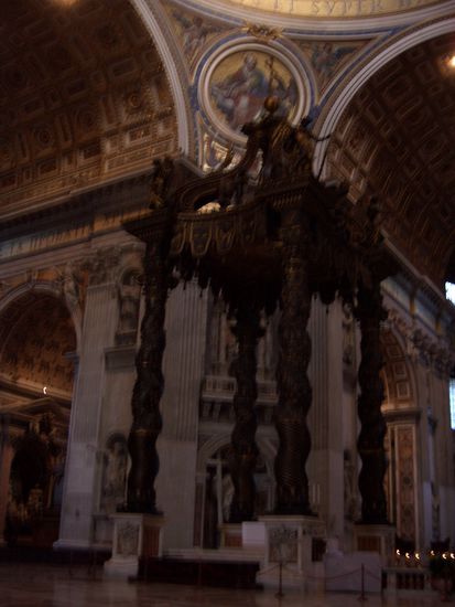 Der bronzene Baldachin stammt von Bernini. 25 m hoch und aus den Bronzevordach des Pantheon gegossen.