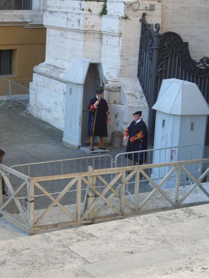 die Schweizer Garde am Eingang zum Vatikan