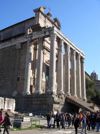 Tempel des Antonino und Faustina gebaut 141 nach Chr. zusammen mit der Kirche San Lorenzo in Miranda - Recyling auf roemisch