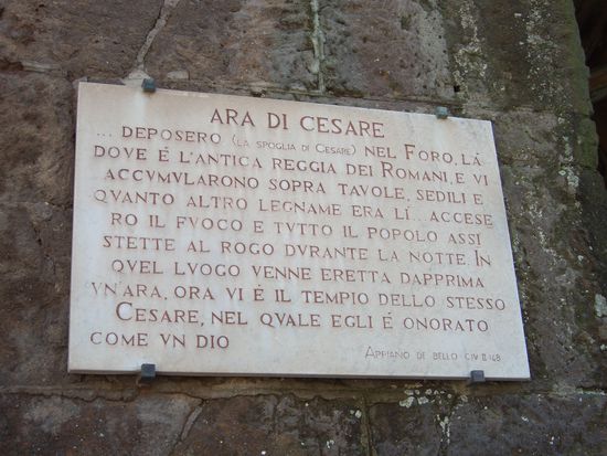 Hier wurde Julius Caesar verbrannt und noch heute bringen die Roemer Blumen zu seinem Tempel.