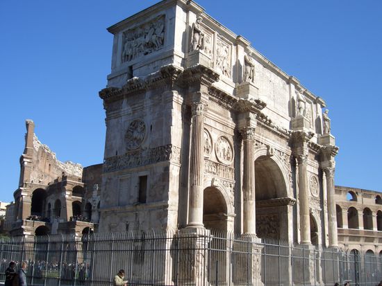 Konstantinsbogen und im Hintergrund das Kolosseum