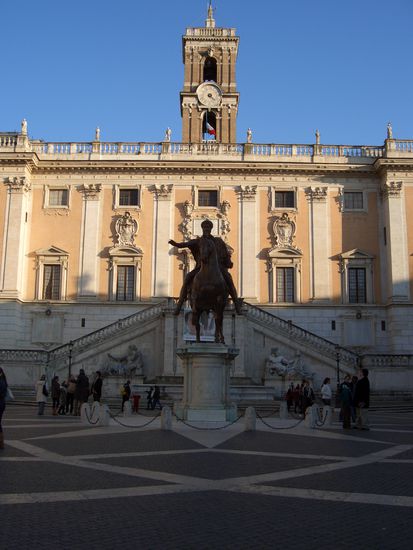 Reiterstandbild des Mark Aurel auf dem Kapitolsplatz. Kopie des Bronzeoriginals, das heute in den Kapitolinischen Museen zu sehen ist.