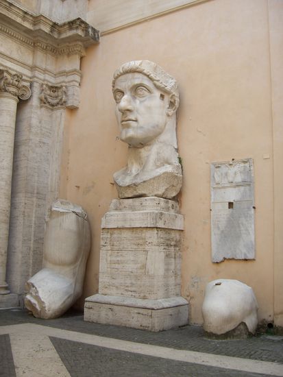 Statue von Konstantin im Innenhof des Muesum