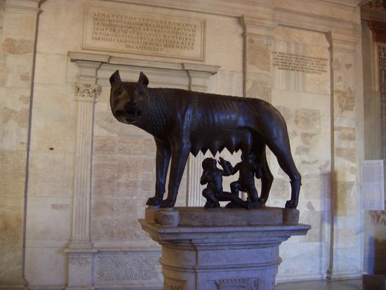 Lupa Capitolina mit besagten Zwillingen