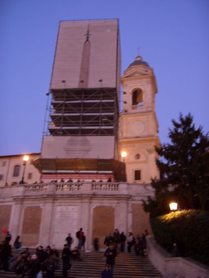 Chiesa di Trinita dei Monte mit dem verhuellten Obelisken davor