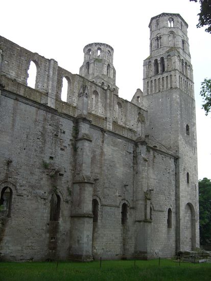 die beiden Tuerme sind uebrigens etwa 40 Meter hoch