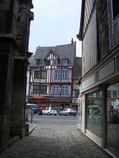 Gasse neben der nicht bemerkenswerten Kathedrale von Pont-Audemer