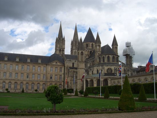 Rathaus links und Abbaye-aux-Hommes