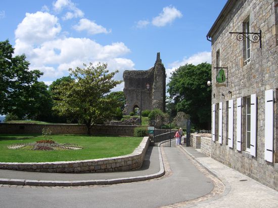 Die Ruinen der einst maechtigen Burg von Domfront