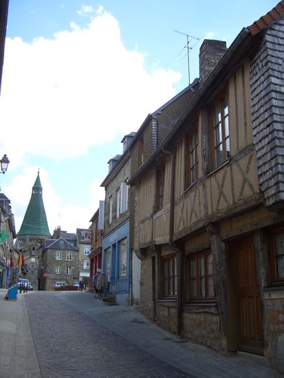 Die Altstadt von Domfront mit der maroden modernen Kirche im Hintergrund