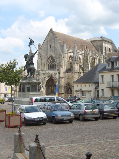 Statue von Guillaume mit der obligatorischen Kirche