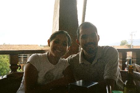 Ariadna und Andres in einer netten Kneipe