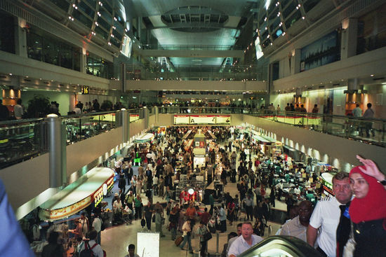 Nachts um 2 auf dem Flughafen in Dubai