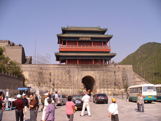 Ja und hier geht es zu einem der Minggräber, hier liegt die Krone