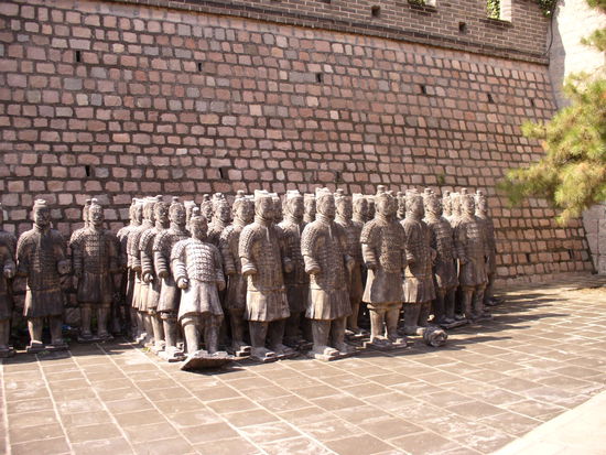 Ei, Karakotta Soldaten bewachen die Mauer? Das ist neu! Einer ist vor Schreck umgefallen!