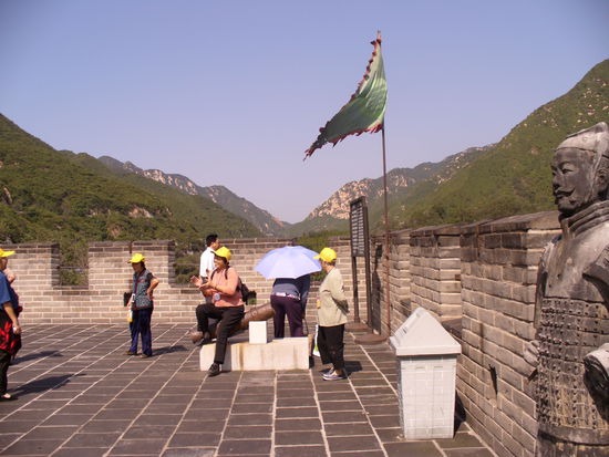 Und durch die Gebirgslandschaft zieht sich die Mauer.