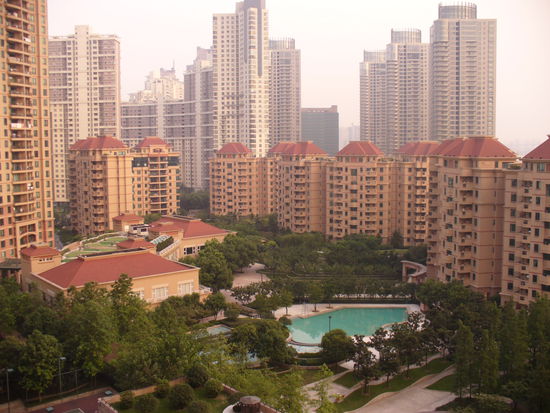 Das ganze ist ein Sicherheitsdistrict, mit Kindergarten, Pool, Tennisplatz etc.
Blick von Matildas Wohnung