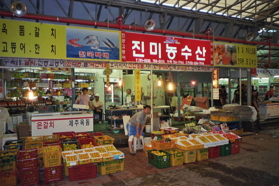 Neur ein kleiner Ausschnitt aus dem Marktangebot. Hier einen Riesenapfel gekauft.