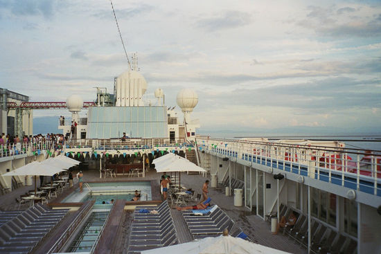 Das CostaKreuzfahrtschiff nach "unruhiger Nacht" wieder im Hafen