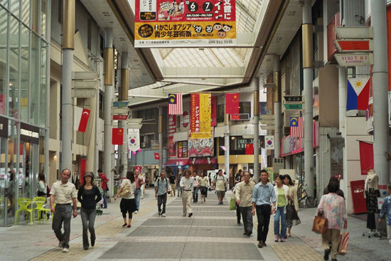 Ein ganzes Stadtviertel überdacht zum shoppen shoppen....