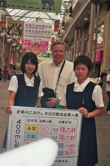 Und die Langnase mit zwei schüchternen Japanerinnen im Einkaufszentrum von Kagoshma