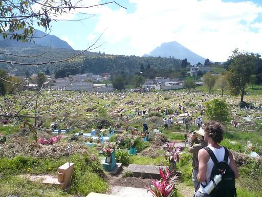 Die Zombies laufen ueber den Friedhof