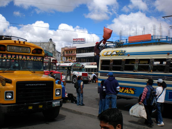 Ein Sack fliegt auf den Bus - zu den Hühnerkörben, Wasserrohren und ganzen Jahresernten an Mais.