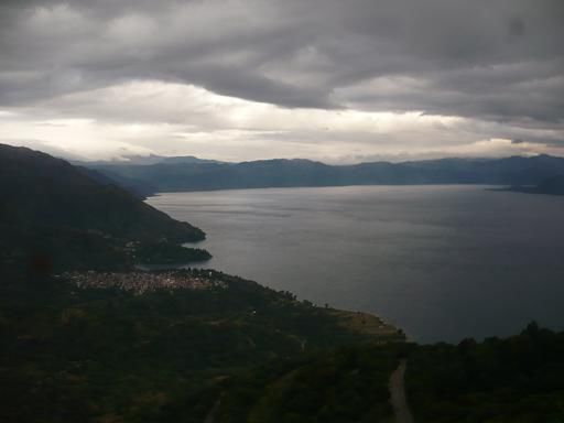 Der erste Blick auf den Lago de Atitlan