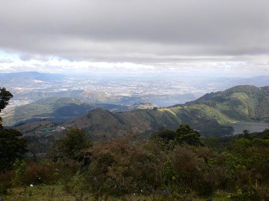 Vulkansee mit Guatemala City im Hintergrund