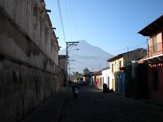 Antigua überragt vom Vulkan Fuego (fast 4000 Meter)